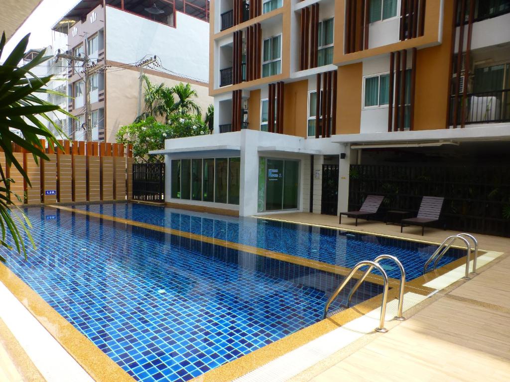 una piscina frente a un edificio en 1 Double bedroom Apartment with Swimming pool security and high speed WiFi, en Udon Thani