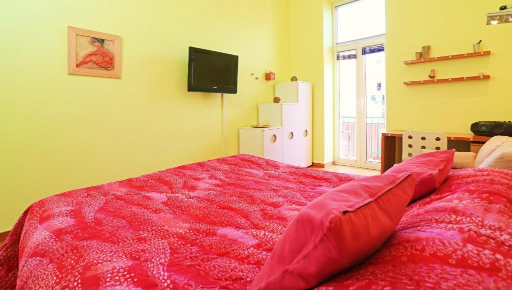 Televízia a/alebo spoločenská miestnosť v ubytovaní Double bedroom apartment on great location with balcony!!