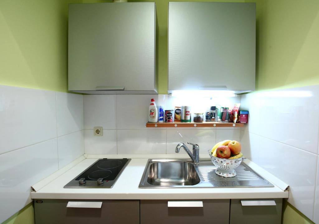 Kuchyňa alebo kuchynka v ubytovaní Double bedroom apartment on great location with balcony!!