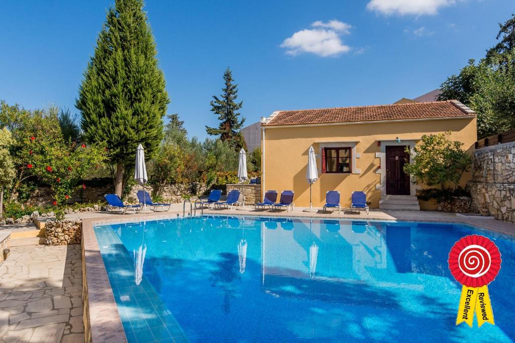 Piscina de la sau aproape de Heliopetra independant studios -village close to beaches -sharing a large pool