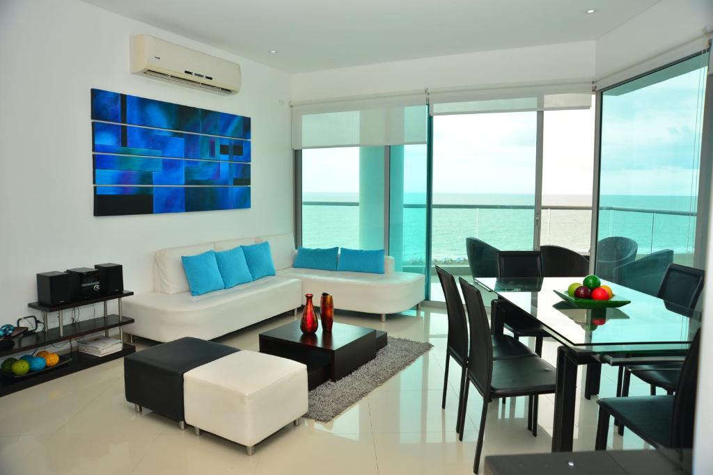 a living room with a couch and a table at MODERN 3 ALCOBAS APARTMENT in Cartagena de Indias