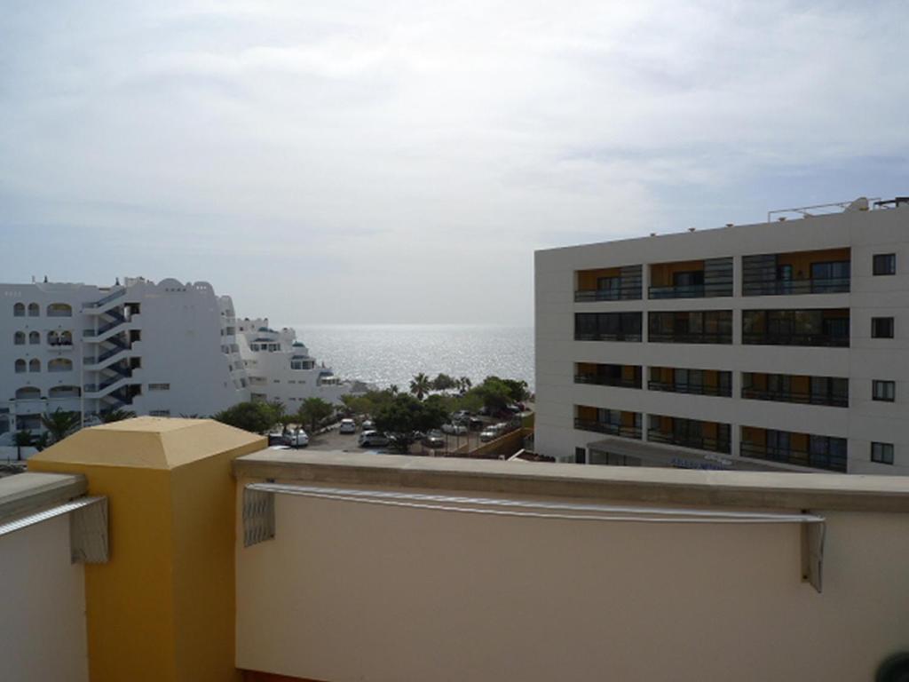 サンミゲル・デ・アボナにあるModern 3 bed Penthouse, Duquesa Del Marの建物のバルコニーから海の景色を望めます。