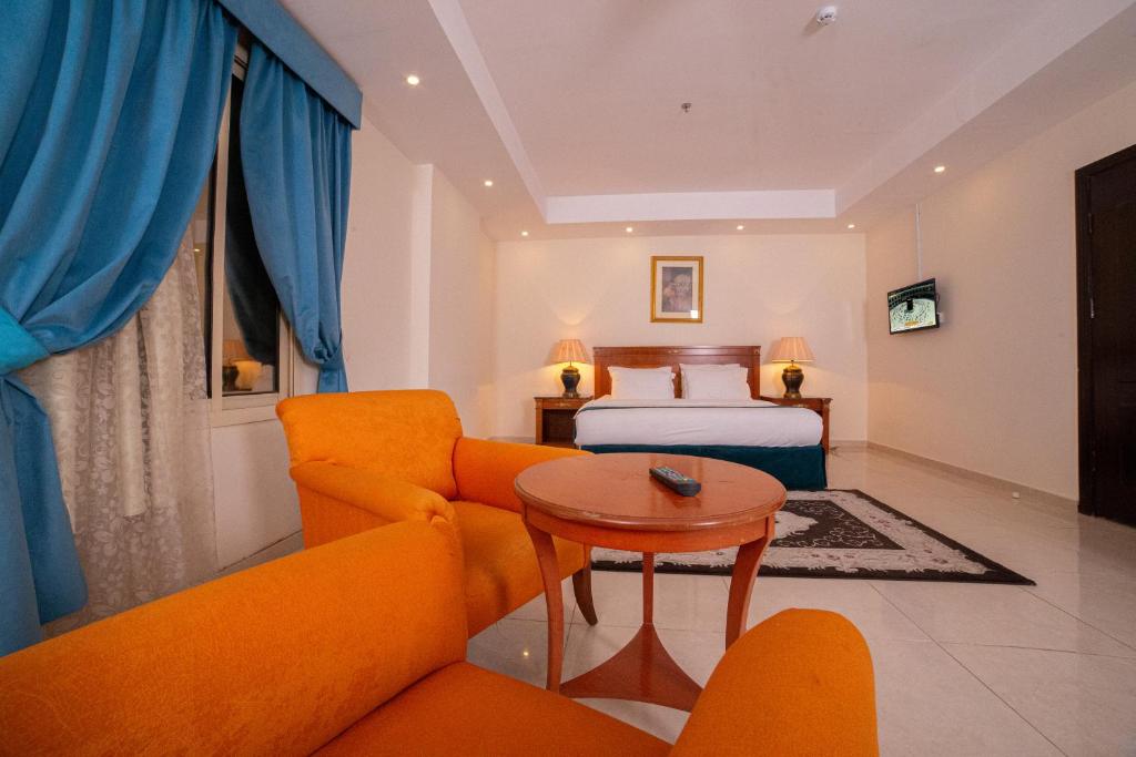 sala de estar con sofá y cama en الجوهرة الأولى للوحدات السكنية - حي الحمدانية, en Yeda