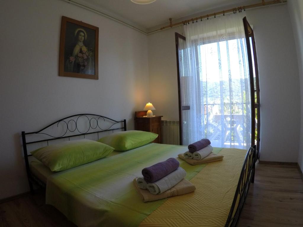 sypialnia z 2 łóżkami i ręcznikami w obiekcie Antique apartment with balcony w mieście Stari Grad