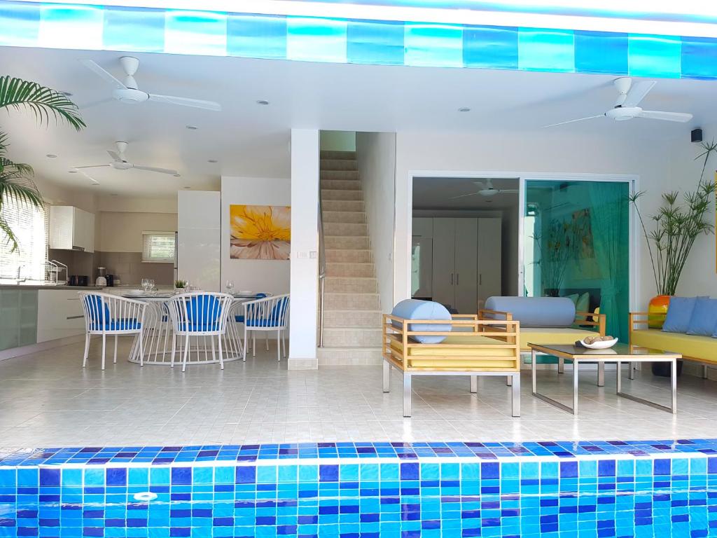 Fotografie z fotogalerie ubytování Cosy 3 Bedroom Duplex w/ Private Pool Near Beach! v destinaci Mae Nam