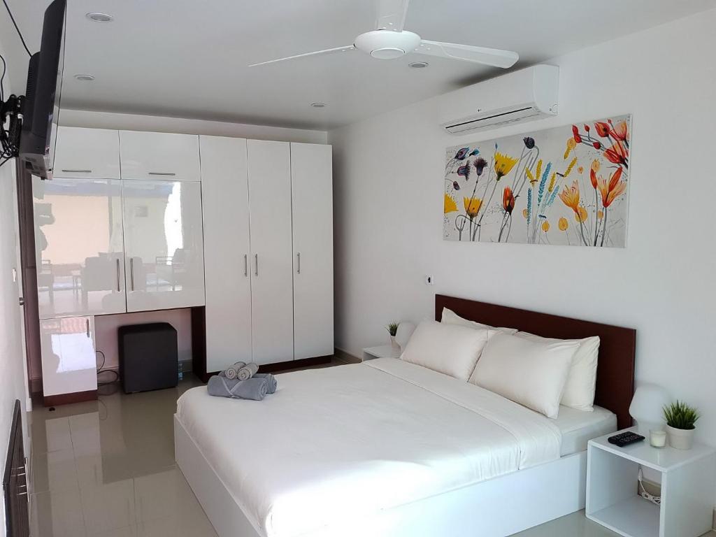 Fotografie z fotogalerie ubytování Cosy 3 Bedroom Duplex w/ Private Pool Near Beach! v destinaci Mae Nam