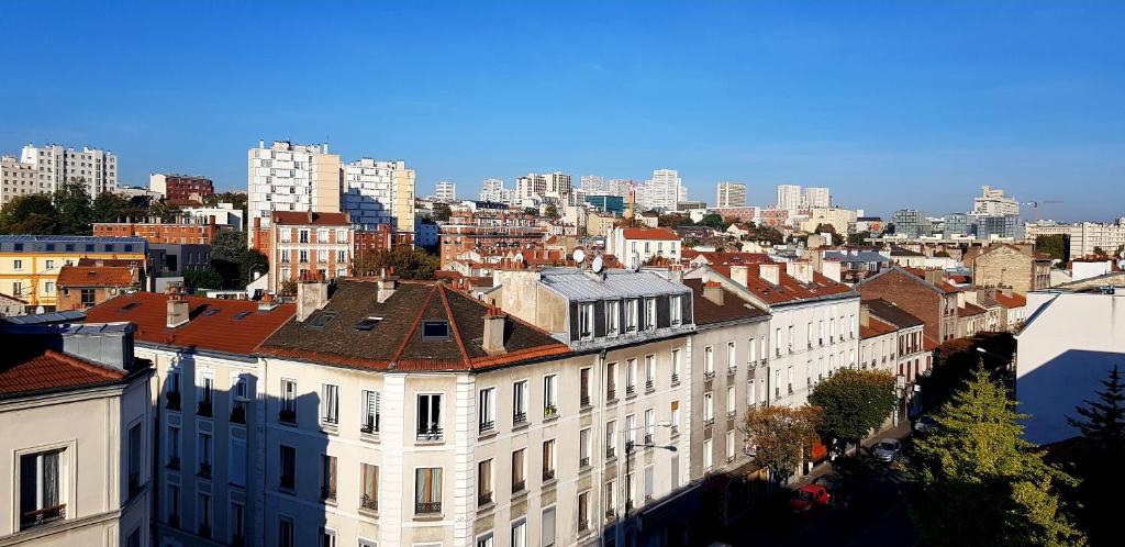 a view of a city with tall buildings and buildings at Vue sur Paris in Ivry-sur-Seine