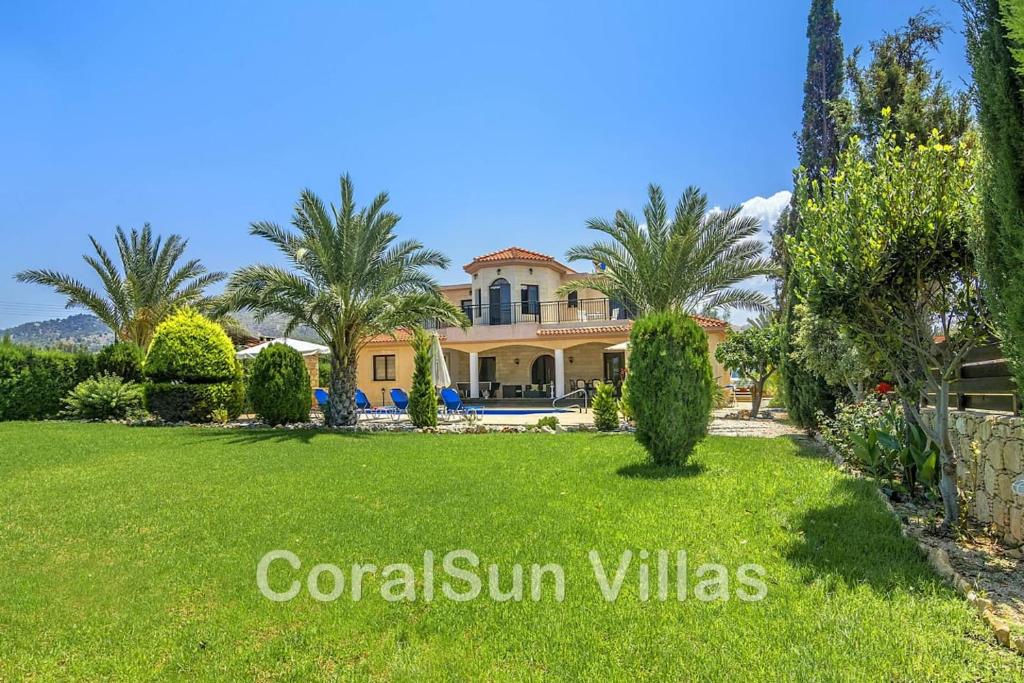 uma imagem de uma villa com um jardim em Marlin Beach Front Luxury Villa - 4 Bedrooms em Ayia Marina