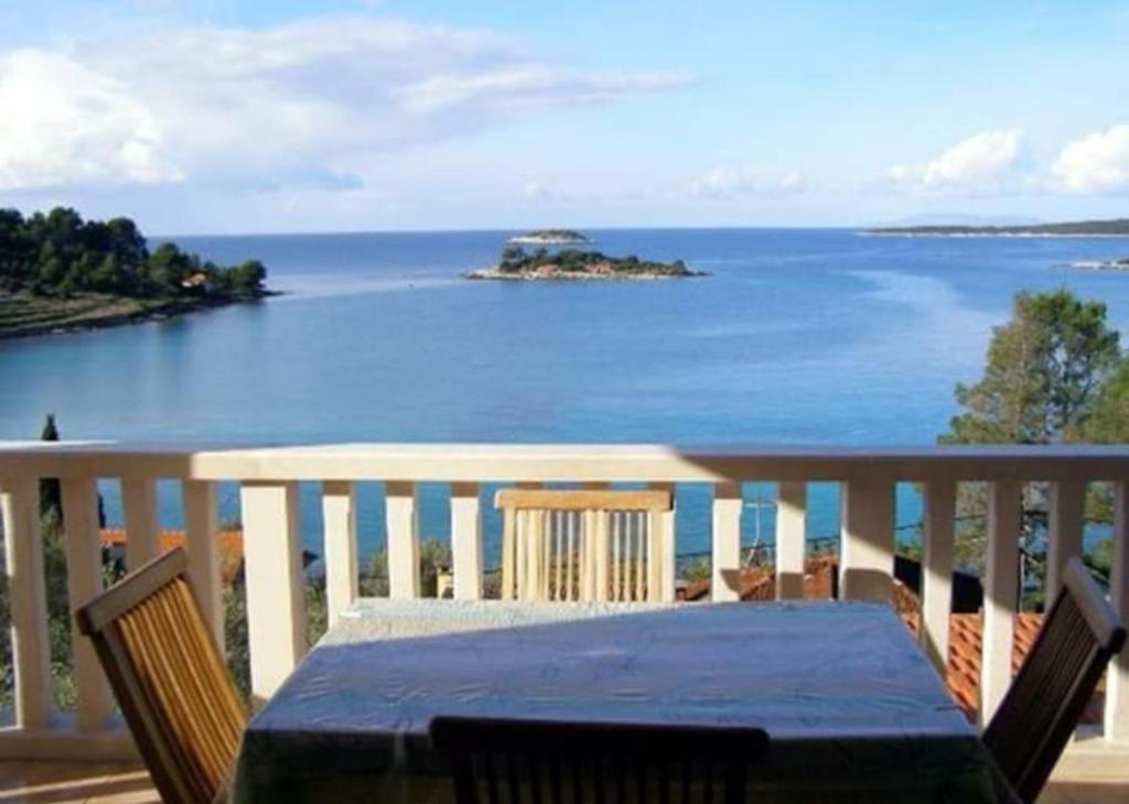 einen Tisch auf einem Balkon mit Meerblick in der Unterkunft Patrik Apartment in Senj