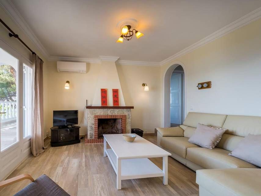 Fotografie z fotogalerie ubytování Casa Amor - Beautiful 3 bedroom Villa magnificent sea views - High standard interior v destinaci Son Bou
