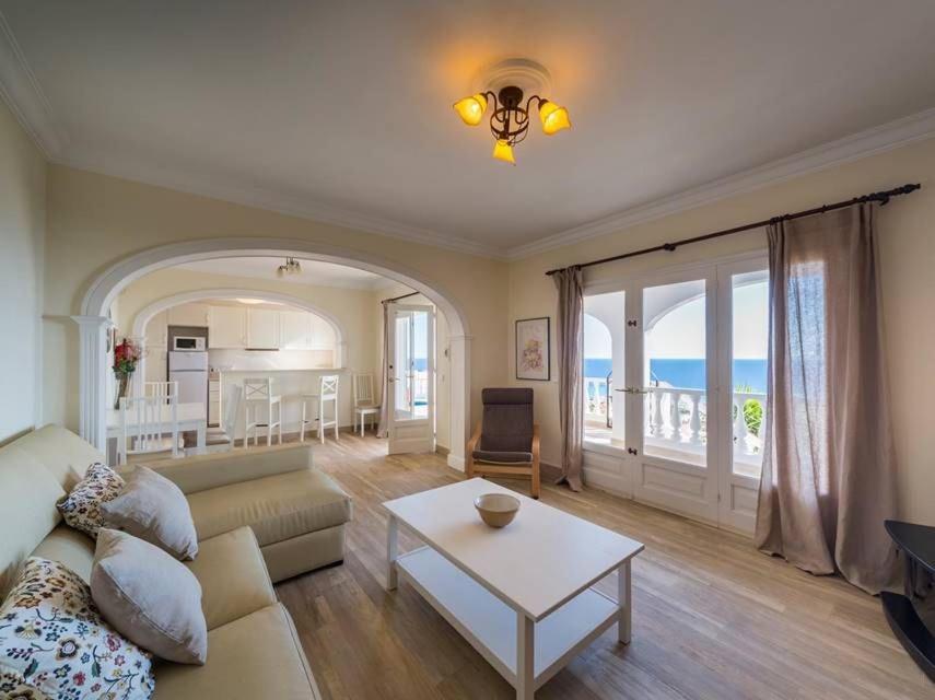 Fotografie z fotogalerie ubytování Casa Amor - Beautiful 3 bedroom Villa magnificent sea views - High standard interior v destinaci Son Bou