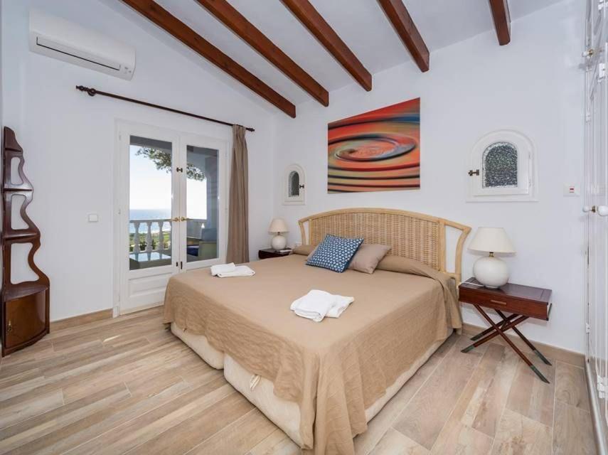 Fotografie z fotogalerie ubytování Casa Amor - Beautiful 3 bedroom Villa magnificent sea views - High standard interior v destinaci Son Bou