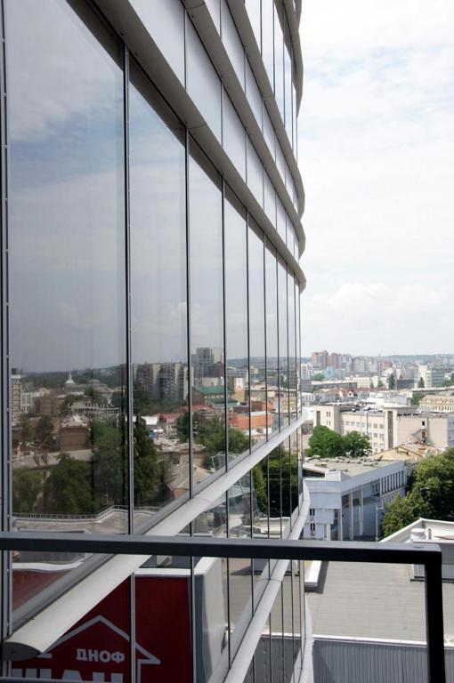 Balkón nebo terasa v ubytování SkyTech Most City Hotel 19 floor PANORAMIC VIEW