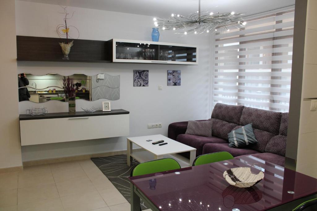 フォスにあるApartamento Rua Do Vicedoの紫色のソファとテーブル付きのリビングルーム