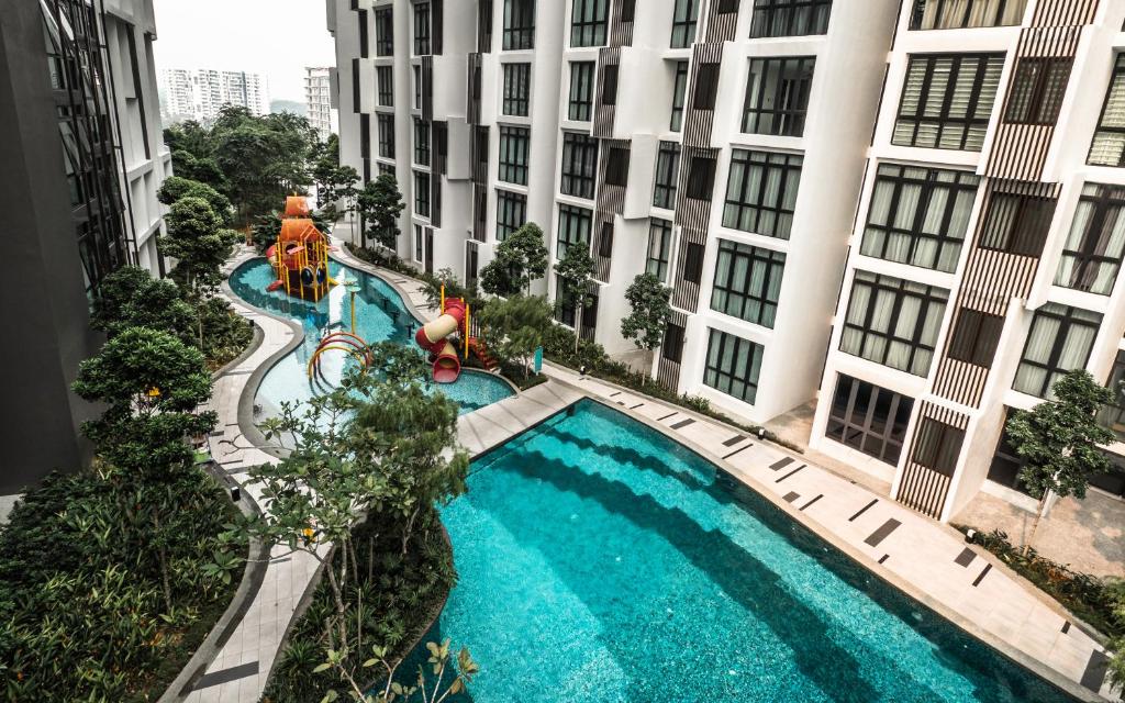 een uitzicht over een zwembad in een gebouw bij H20 Residence Ara Damansara by Airhost in Petaling Jaya