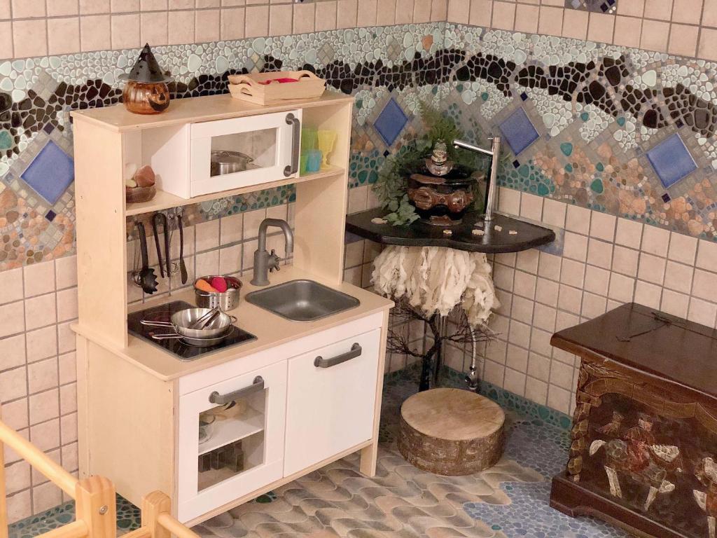 Kuchyň nebo kuchyňský kout v ubytování Hostel Yume-Nomad Kobe