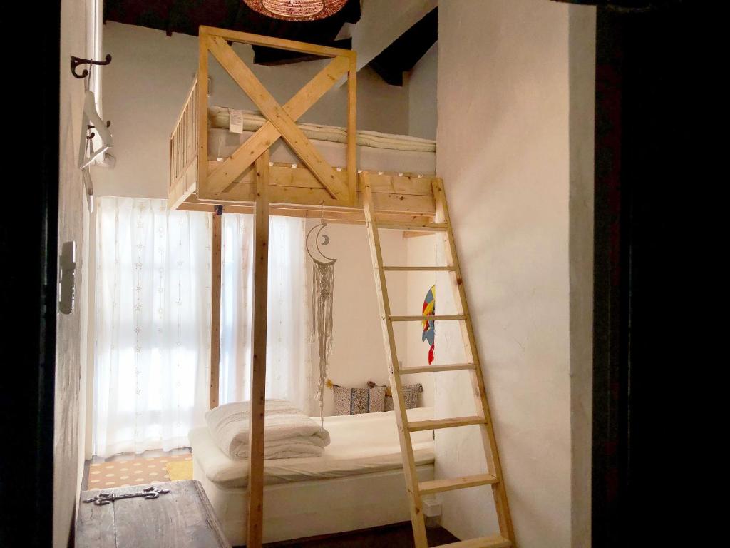 Palanda nebo palandy na pokoji v ubytování Hostel Yume-Nomad Kobe