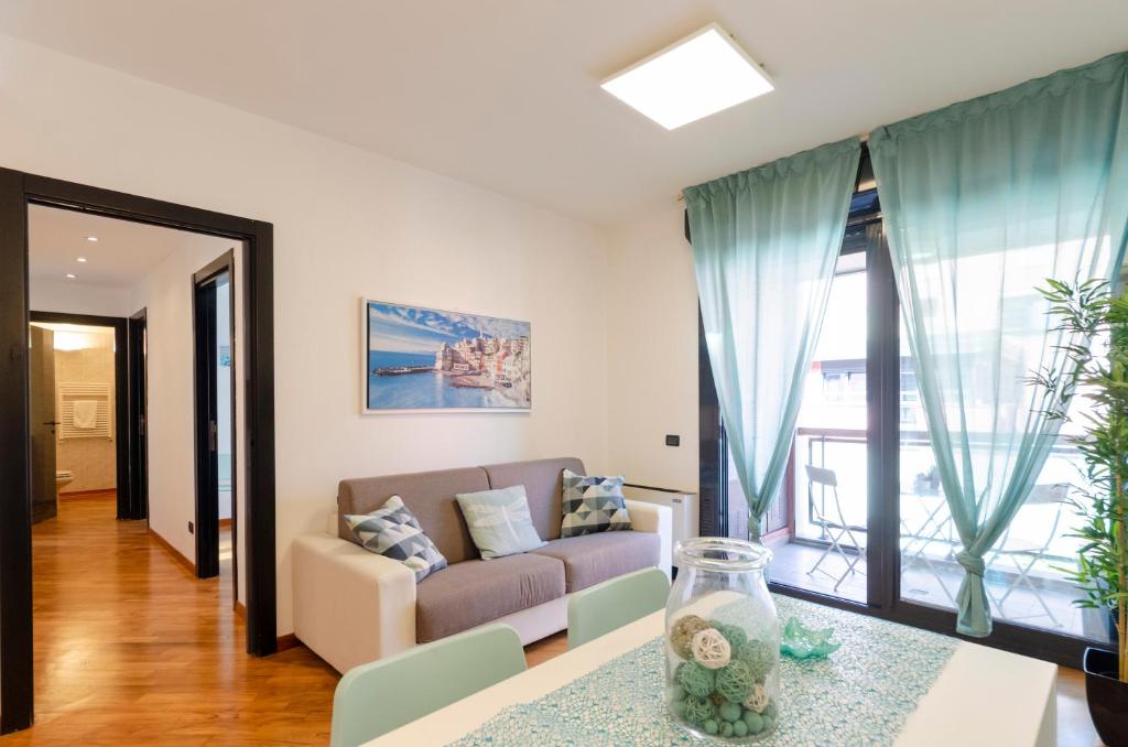 熱那亞的住宿－DOCK OF THE BAY GENOVA- Appartamento situato nel porto antico di Genova- Aria Condizionata- Garage privato-Vista sul porto，客厅配有沙发和桌子
