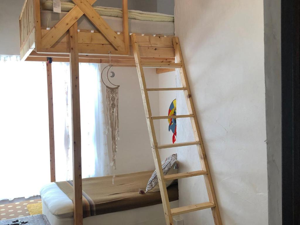 Palanda nebo palandy na pokoji v ubytování Hostel Yume-Nomad Kobe