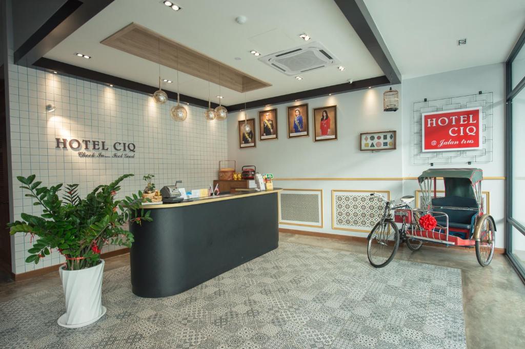 un gimnasio de hotel con un coche viejo en la pared en HOTEL CIQ, JALAN TRUS, en Johor Bahru
