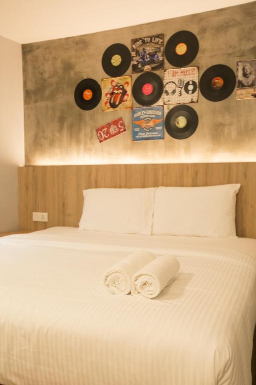 Cama o camas de una habitación en HOTEL CIQ, JALAN TRUS
