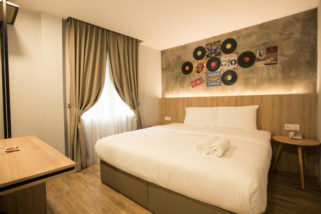 Cama o camas de una habitación en HOTEL CIQ, JALAN TRUS