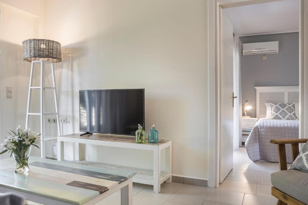 Łóżko lub łóżka w pokoju w obiekcie Waterfront Suites Thalassa Mws Karavomilos Kefalonia