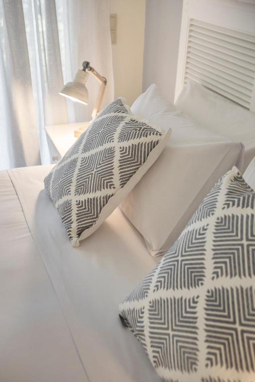 Łóżko lub łóżka w pokoju w obiekcie Waterfront Suites Thalassa Mws Karavomilos Kefalonia