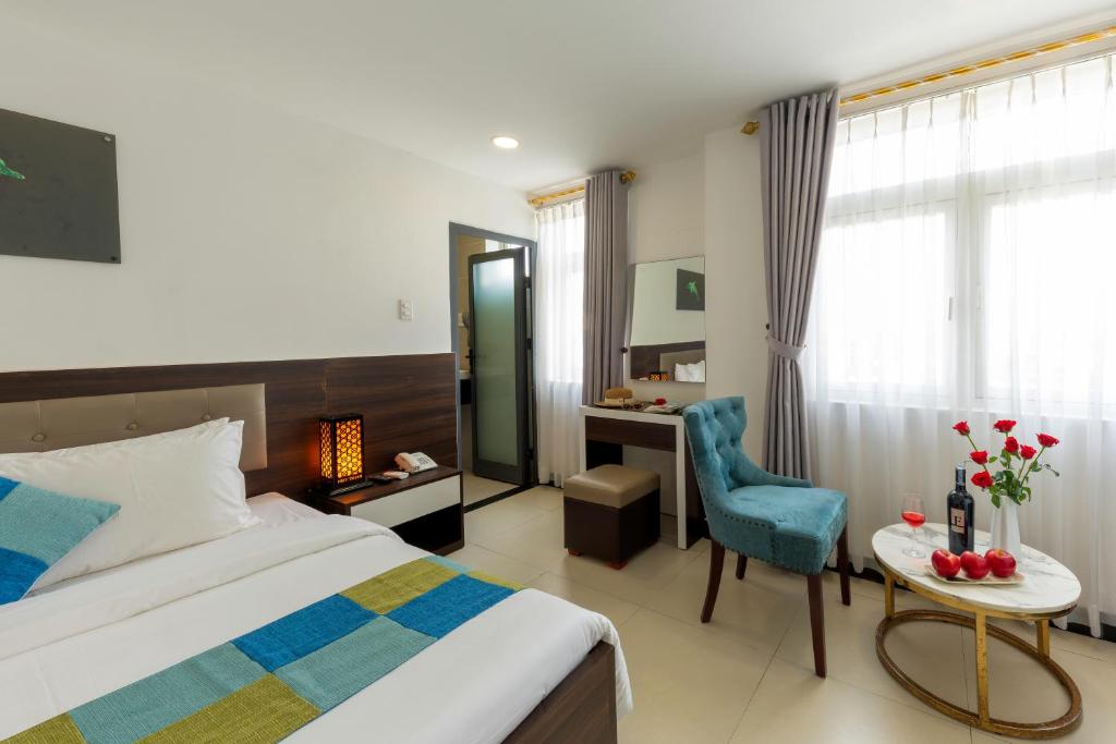 Postel nebo postele na pokoji v ubytování Phuc Thanh Luxury Hotel by THG