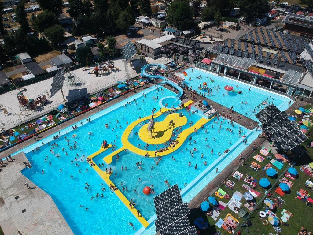 an overhead view of a swimming pool with people in it at Glamping Belgisch Limburg in Oudsbergen 