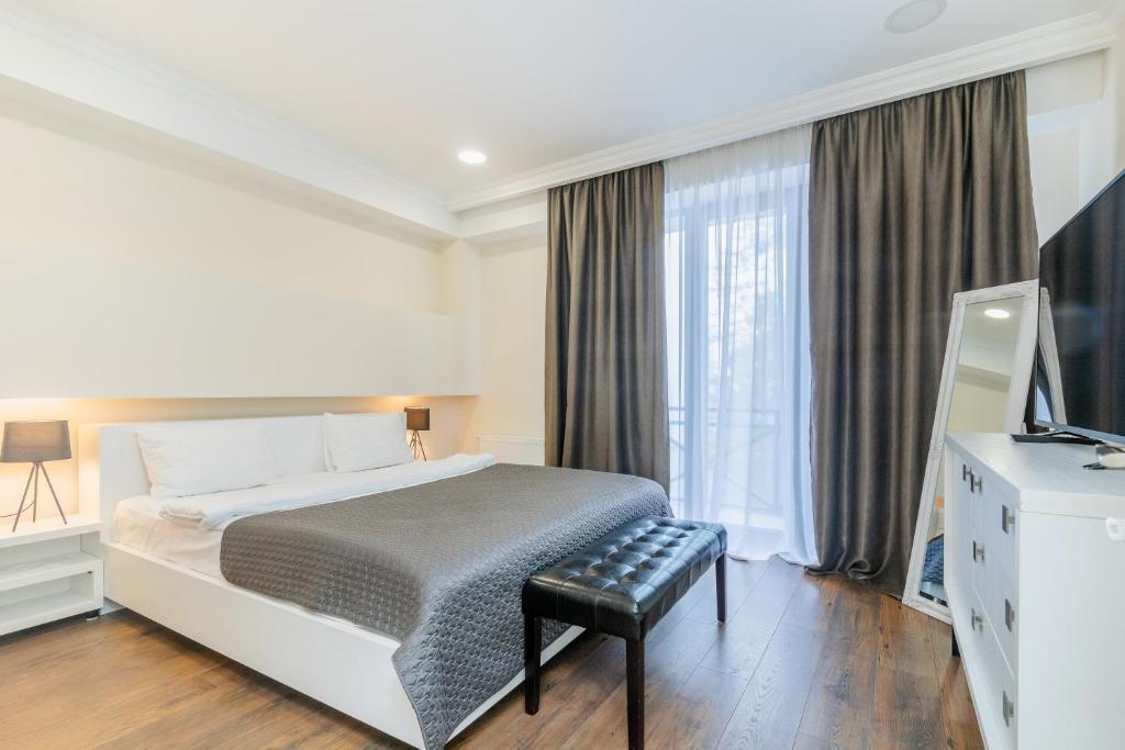 Postel nebo postele na pokoji v ubytování Kokhta Plaza Boutique Hotel