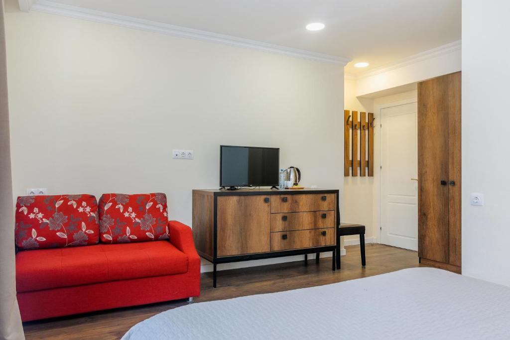 TV a/nebo společenská místnost v ubytování Kokhta Plaza Boutique Hotel
