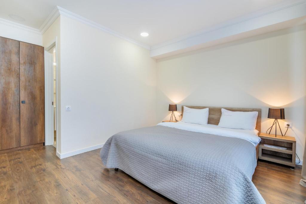 Postel nebo postele na pokoji v ubytování Kokhta Plaza Boutique Hotel