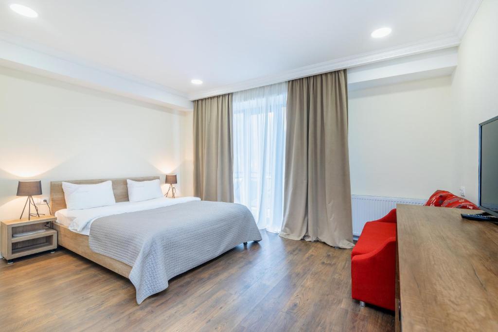 Postel nebo postele na pokoji v ubytování Kokhta Plaza Boutique Hotel