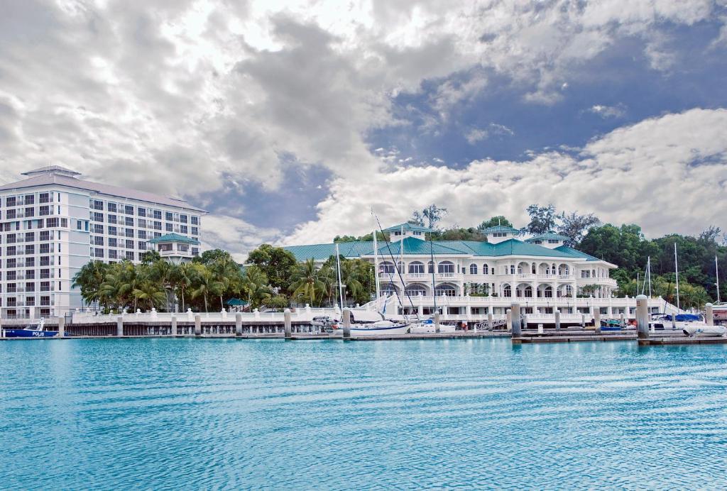 um grande edifício ao lado de uma grande massa de água em Avillion Admiral Cove em Porto Dickson