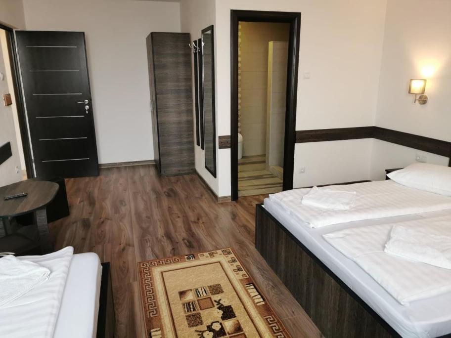 Postel nebo postele na pokoji v ubytování Hotel Tranzit