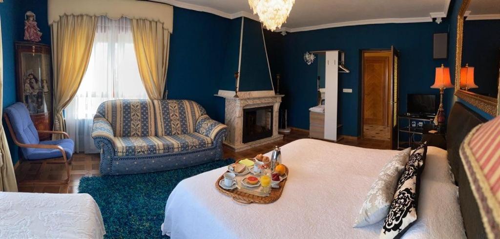 Postel nebo postele na pokoji v ubytování Villa Entre Encinas