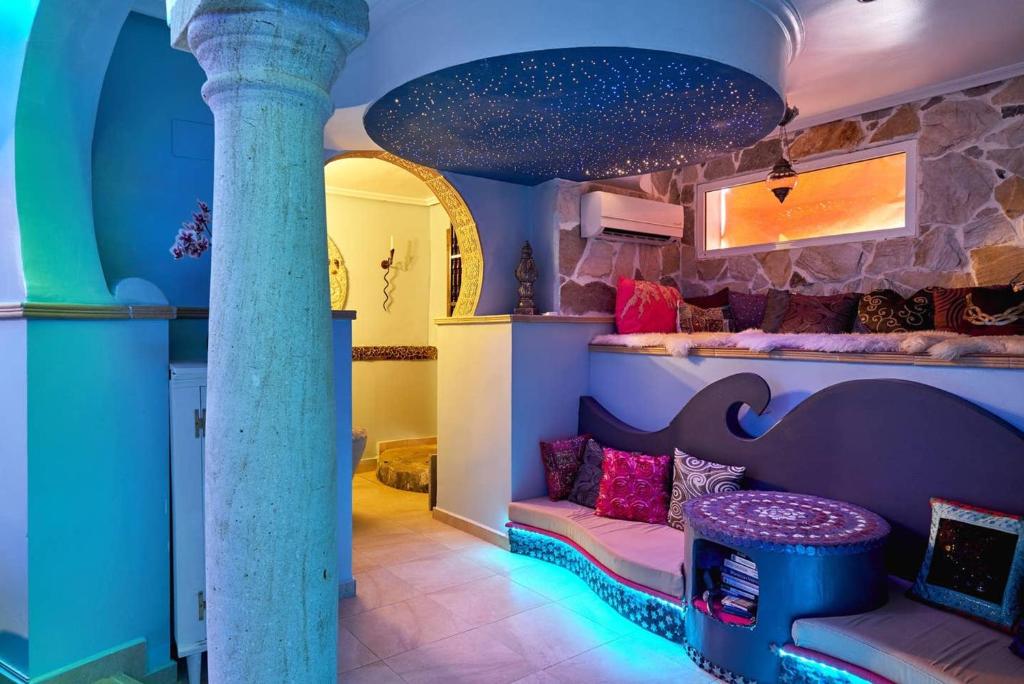 een woonkamer met een bank en een kolom bij Studio with shared pool enclosed garden and wifi at Torrevieja 1 km away from the beach in Torrevieja