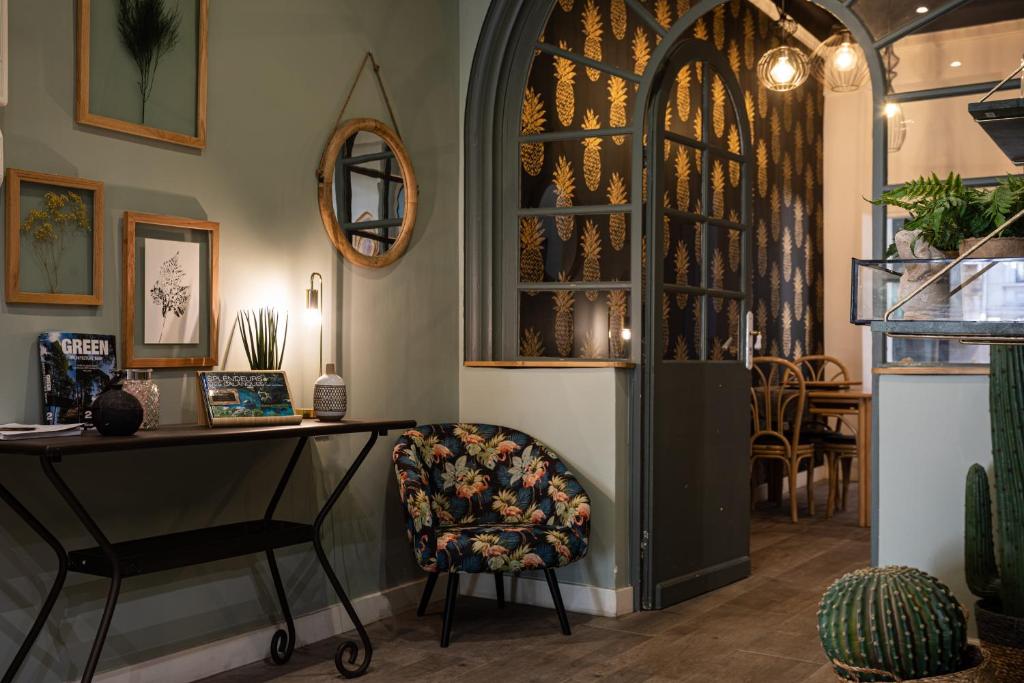 une pièce avec une table, une chaise et une fenêtre dans l'établissement Boutique Hôtel Azur, à Marseille