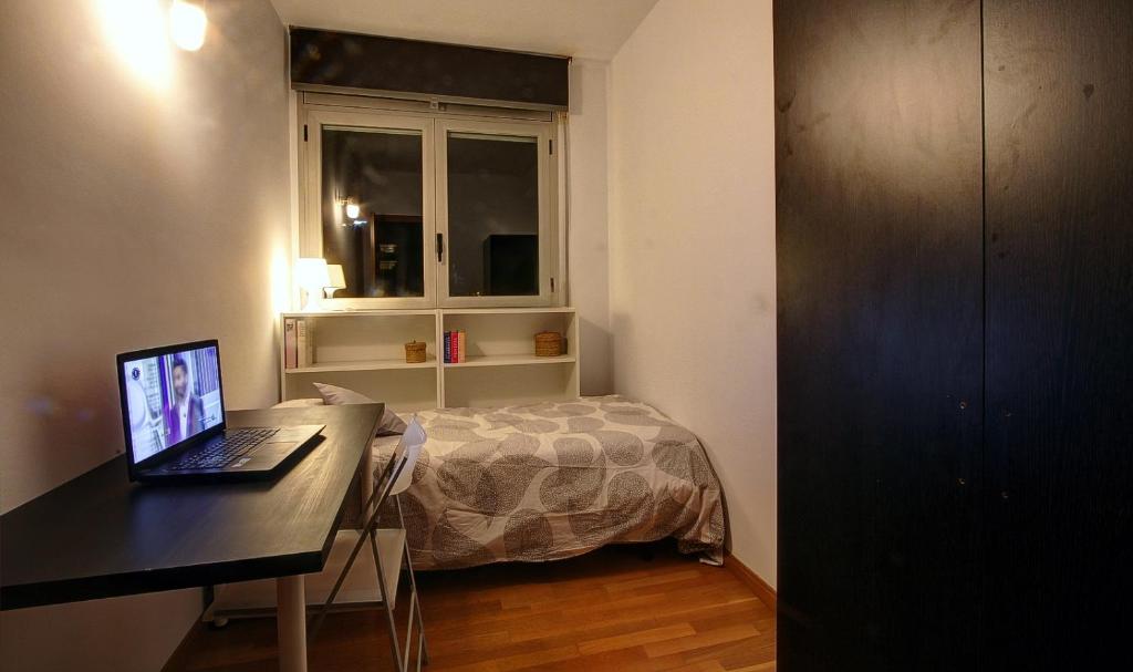Room in Guest room - 1337 R1 Single room in a profesionals ...