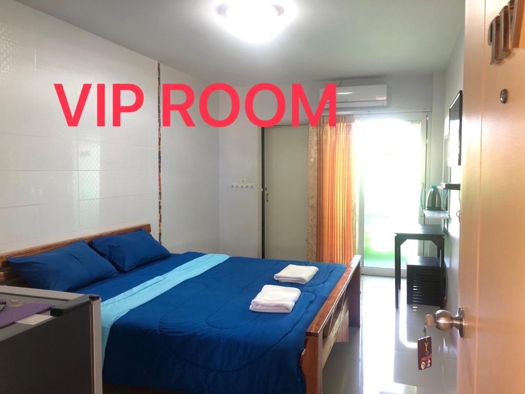 ein Schlafzimmer mit einem blauen Bett und einem VIP-Zimmer-Schild in der Unterkunft S Diamond Apartment in Phetchaburi