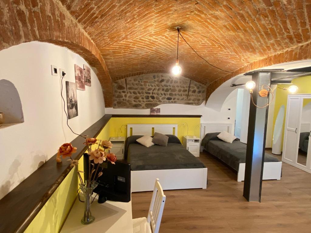 um quarto com duas camas num quarto em Atene del Canavese em San Giorgio Canavese