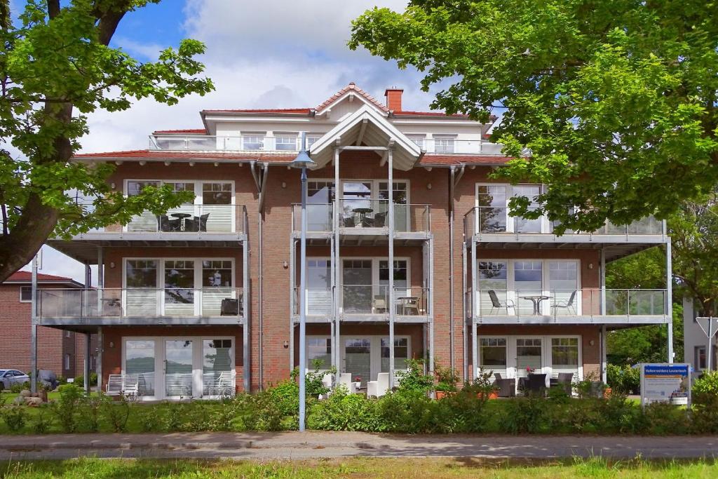 an apartment building with balconies on a street at hafennahe Ferienwohnung mit Meerblick - Hafenresidenz Lauterbach FeWo 2-3 in Lauterbach