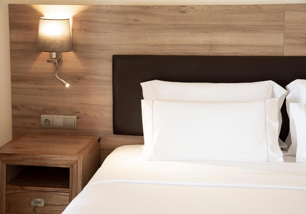 Postel nebo postele na pokoji v ubytování Hotel Cap Roig & Spa by Brava Hoteles