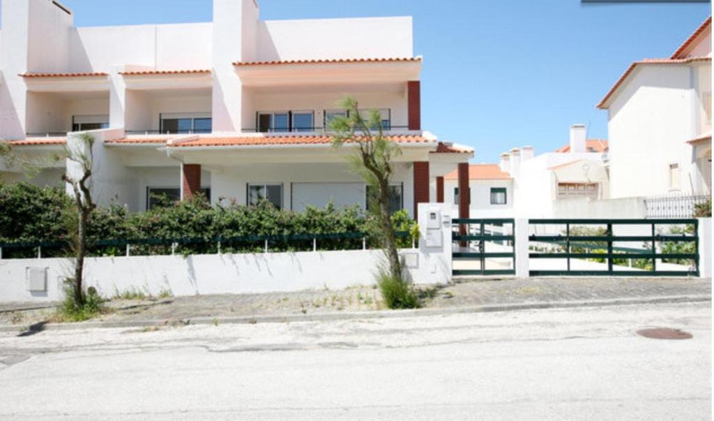 uma rua vazia em frente a uma casa em Canas Beach House - AL em Areia Branca