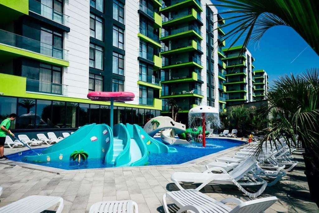 uma piscina com escorrega num resort em Sensation Alezzi Apartment Resort em Mamaia Nord – Năvodari