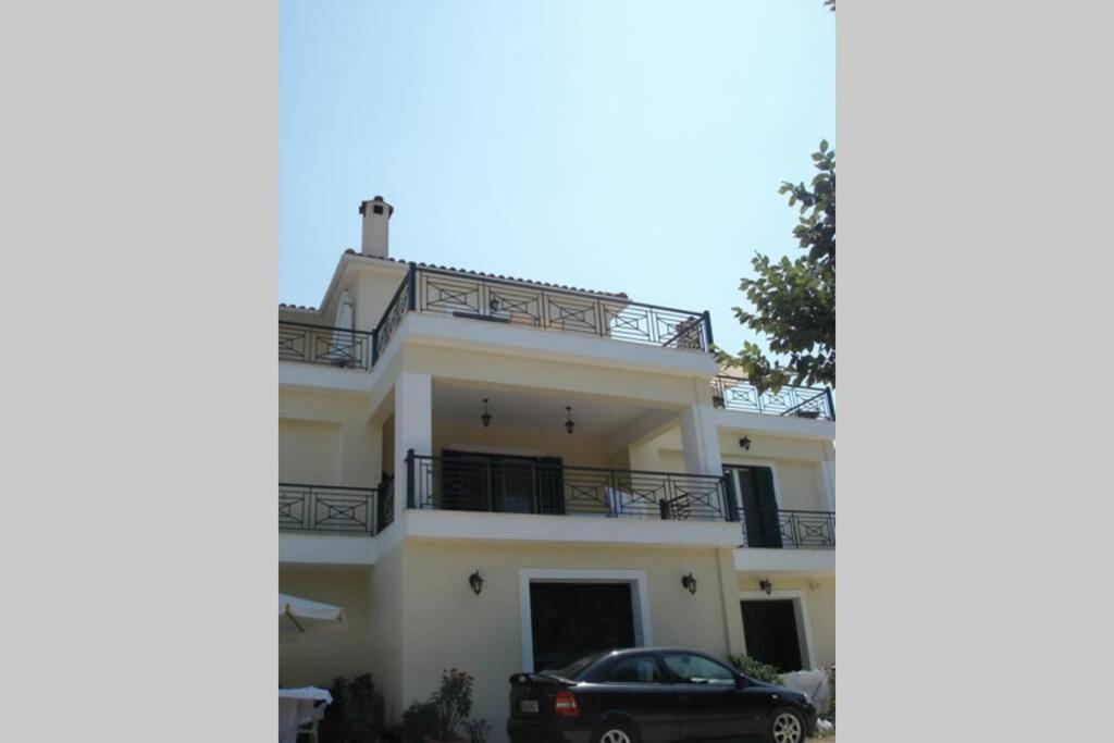 dom z samochodem zaparkowanym przed nim w obiekcie Cephalonia Sami, luxury apartment. w mieście Sami