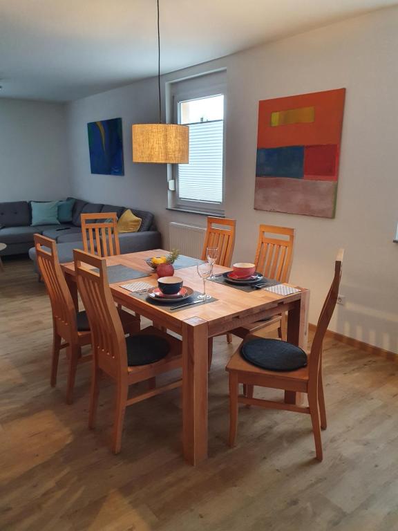 - une salle à manger avec une table et des chaises en bois dans l'établissement Ferienwohnung Lavendel, à Lahr/Schwarzwald
