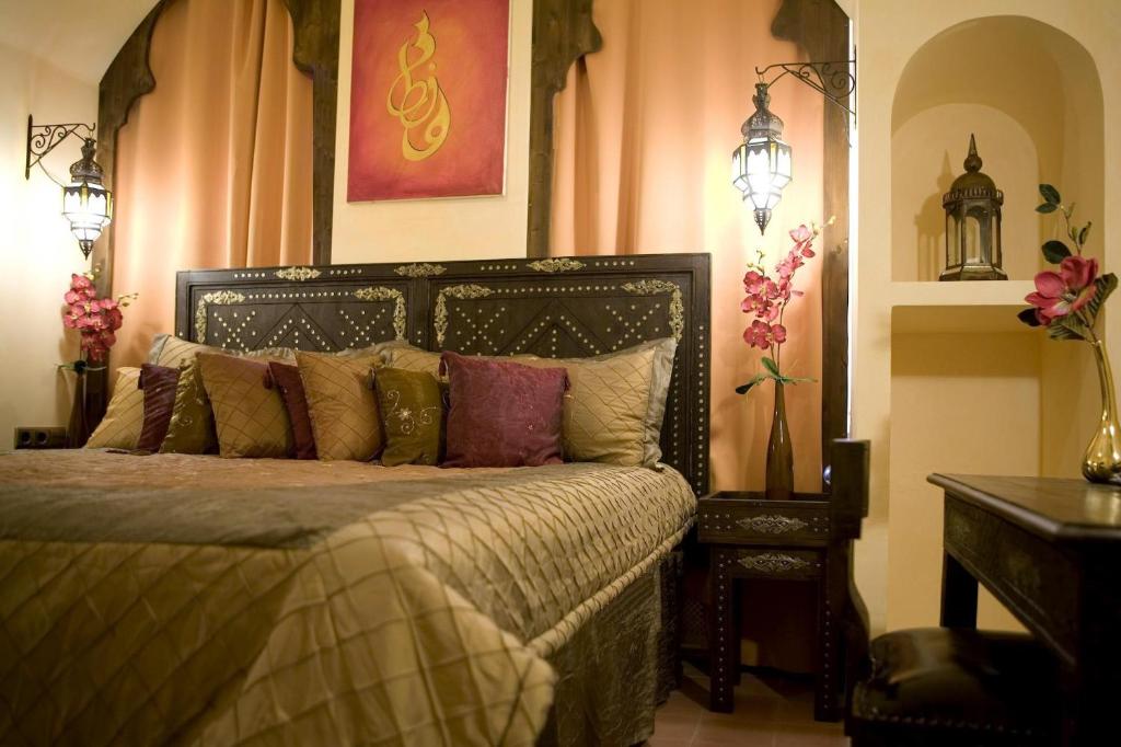 
A bed or beds in a room at Hotel Villa Oriental & Restaurant
