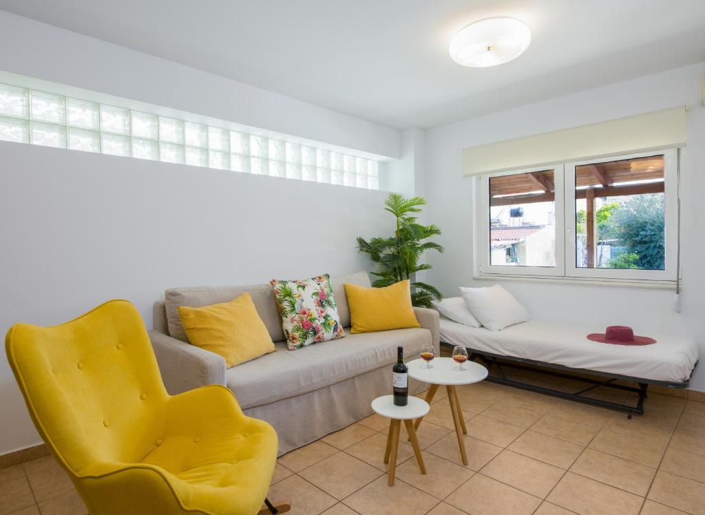 Posezení v ubytování Manolia Dream Apartment 30m to the beach